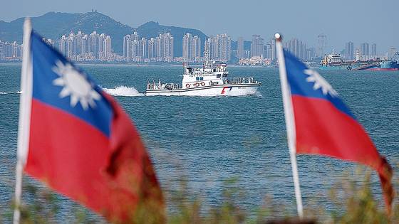 지난 10월 18일 대만 금문도 해역을 대만 해안경비선이 순찰하고 있다. 뒤로 중국 샤먼시 건물이 보인다. 로이터