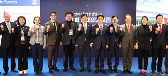 20일 서울 중구 롯데호텔에서 열린 한미의원연맹 창립기념 제1회 한미외교포럼에서 케빈 김 주한미국대사 대리(왼쪽 여섯번째부터), 한미의원연맹 공동회장인 더불어민주당 조정식 의원, 박윤주 외교부 1차관 등 참석자들이 기념촬영을 하고 있다. 연합뉴스