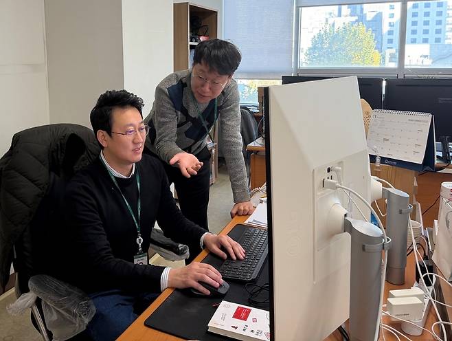 11월18일 경인일보 4층 디지털콘텐츠센터에서 연주훈 기자가 박주우 콘텐츠융합팀장(왼쪽)에게 온라인 편집 조언을 구하고 있다. /연주훈 제공