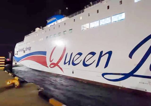 ▲ 20일 오전 전남 목포시 삼학부두에서 여객선 퀸제누비아2호가 정박해 있다. 퀸제누비아2호는 전날 신안군 장산면에 있는 족도(무인도)에 좌초됐다가 선사(씨월드고속훼리)가 동원한 예인선 4척으로 이초됐고, 좌초 9시간 만에 자력으로 부두에 입항했다. 연합뉴스