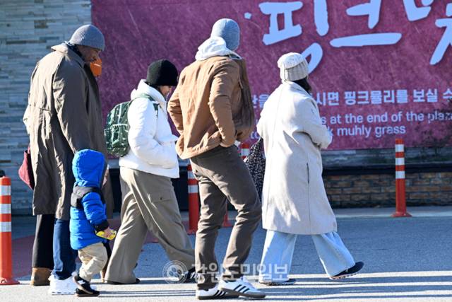 ▲ 강원지역 최저기온이 영하권으로 떨어진 18일 춘천 김유정역 주변을 찾은 관광객들이 두꺼운 옷차림으로 관광을 하고 있다. 김정호 기자