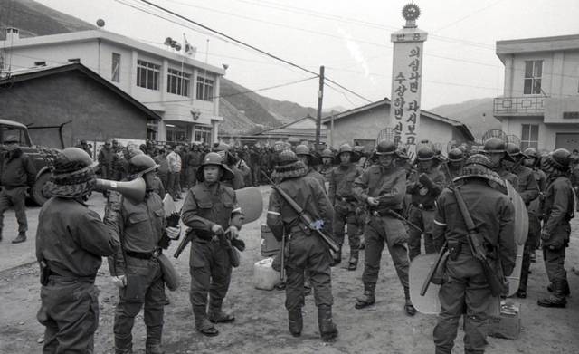 ▲ 1980년 사북항쟁 당시 고한지서에 파견된 진압군. 사진제공=정선지역사회연구소