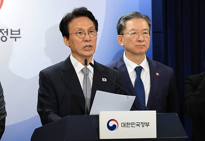 김민석 국무총리(왼쪽)와 정성호 법무장관이 18일 정부서울청사에서 브리핑하고 있다. / 사진=뉴스1