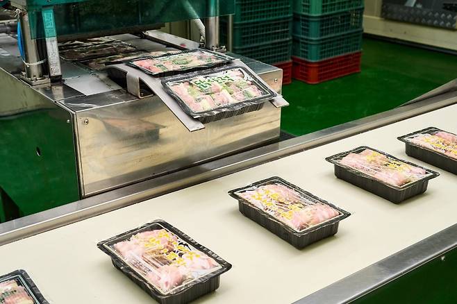 투다리 서산 공장 꼬치 자동화 포장 작업./사진=투다리 제공