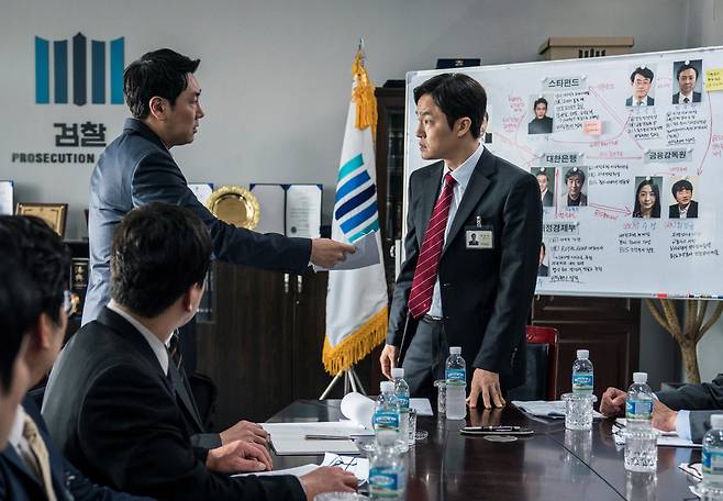 ‘론스타 먹튀 사건’을 바탕으로 한 영화 <블랙머니>. 영화 스틸컷