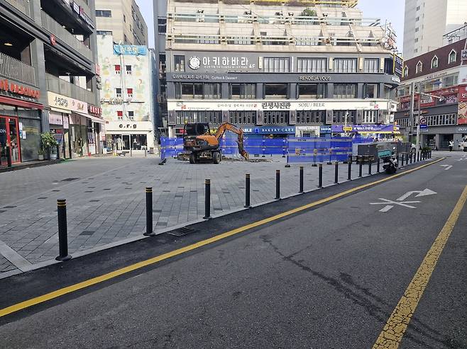 유튜버들이 오래 앉아 방송할 수 있는 볼라드와 원형 돌의자들을 모두 철거한 부천 피노키오광장 전경. 부천시 제공