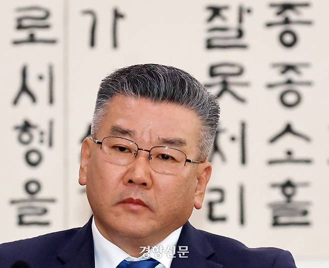 유병호 감사원 감사위원이 지난 16일 국회 법제사법위원회의 국정감사에서 의원들 질의를 듣고 있다. 박민규 선임기자