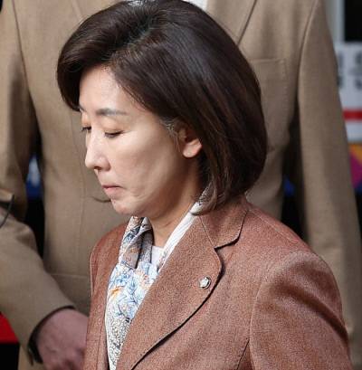 \'벌금형 선고\' 법정 나서는 나경원 의원 (서울=연합뉴스) 김성민 기자 = 국민의힘 나경원 의원이 20일 서울 양천구 서울남부지방법원에서 열린 \'국회 패스트트랙 충돌\' 1심 선고 공판을 마친 후 나서고 있다. 재판부는 사건 당시 자유한국당 원내대표였던 나 의원에게 벌금 총 2천400만원을, 당 대표였던 황교안 전 총리에게 벌금 총 1천900만원을 선고했다. 현재 국민의힘 원내대표를 맡고 있는 송언석 의원은 벌금 총 1천150만원을 선고받았다.