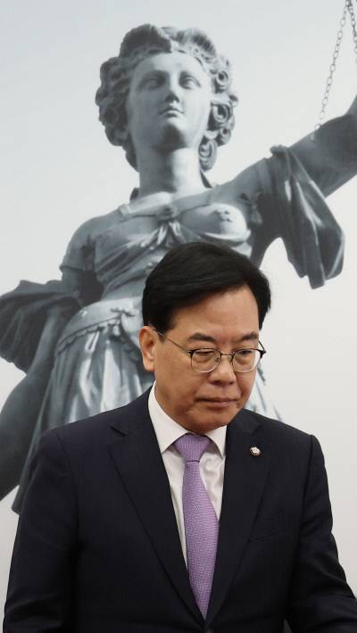 회의 참석하는 송언석 원내대표 (서울=연합뉴스) 박동주 기자 = 국민의힘 송언석 원내대표가 20일 서울 여의도 국회에서 열린 최고위원회의에 참석하고 있다.