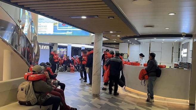 지난 19일 밤 전남 신안군 장산면 족도(무인도)에 좌초한 퀸제누비아2호 내에서 승객들이 구명조끼를 착용한 채 구조를 기다리고 있다. 연합뉴스