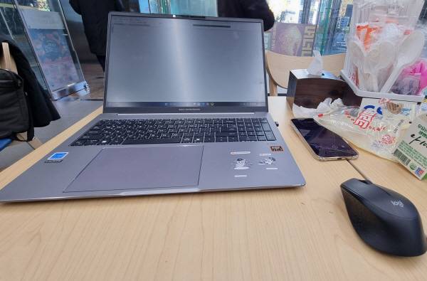 ASUS 엑스퍼트북 P3를 편의점 탁자에서 펼쳐 사용했다. 전원코드가 없는 곳에서 급한 용무를 해야 할 때 편리하다. 정옥재 기자