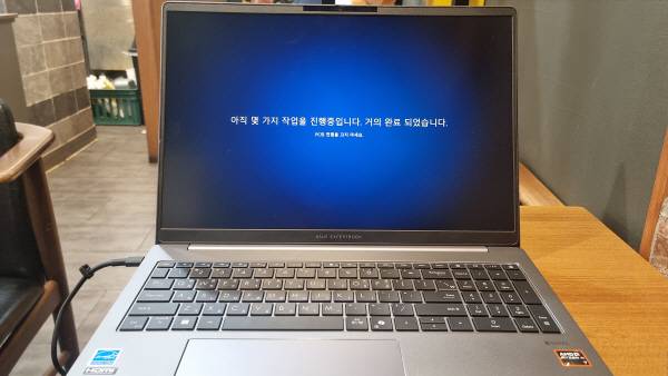 ASUS 엑스퍼트북 P3를 한 카페에서 업데이트 중이다. 정옥재 기자