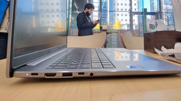 좌측에서 본 ASUS 엑스퍼트북 P3. 정옥재 기자