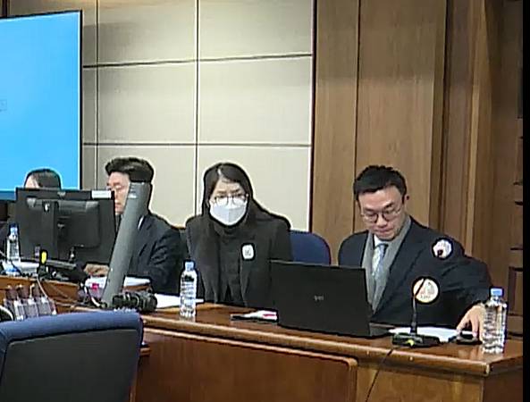 Former first lady Kim Keon Hee, center, attends the ninth hearing of her alleged violation of the Capital Markets Act at the Seoul Central District Court on Nov. 19. The hearing was televised for the first time. [SEOUL CENTRAL DISTRICT COURT]