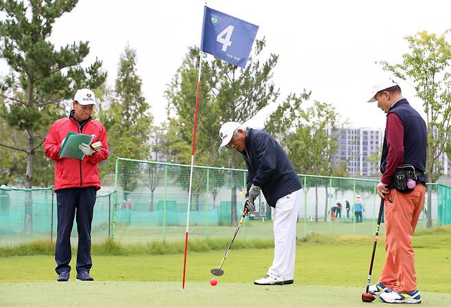 Older adults play park golf during a regional competition in Daegu on Oct. 17, 2024. [NEWS1]