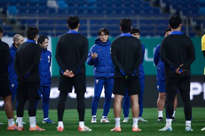 Korean national football team head coach Hong Myung-bo, center back, addresses players on the field during a friendly against Bolivia at Daejeon World Cup Stadium on Nov. 14. [KOREA FOOTBALL ASSOCIATION]