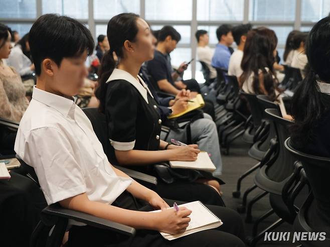 지난 2024년 서울 강서구 서울창업허브 엠플러스에서 열린 ‘강서구 취업박람회’에서 취업준비생들이 강의를 듣고 있다. 사진은 기사와 관련 없음. 박효상 기자