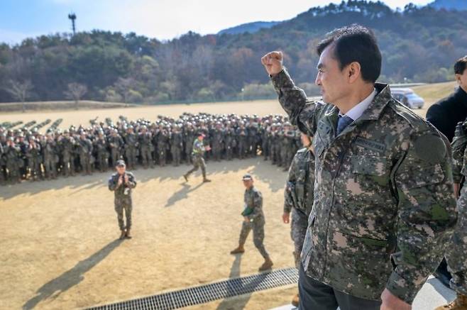 안규백 국방부 장관이 20일 제35사단 신병교육대대를 방문해 장병들을 격려하고 있다. 국방부 제