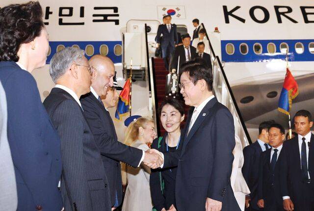 주요 20개국(G20) 정상회의 참석을 계기로 중동·아프리카를 순방 중인 이재명 대통령이 19일(현지시간) 이집트 카이로 국제공항에 도착해 영접을 나온 현지 인사들과 인사를 나누고 있다. 연합뉴스