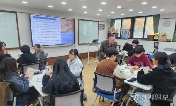 경기외고 원어민 교사의 IB영어수업 모습. 박화선기자