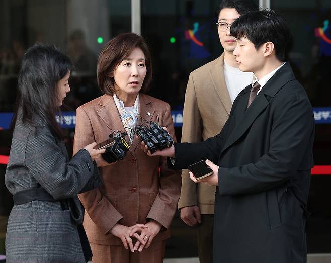 국민의힘 나경원 의원이 20일 서울 양천구 서울남부지방법원에서 열린 '국회 패스트트랙 충돌' 1심 선고 공판을 마치고 취재진 질문에 답하고 있다. / 사진=연합뉴스