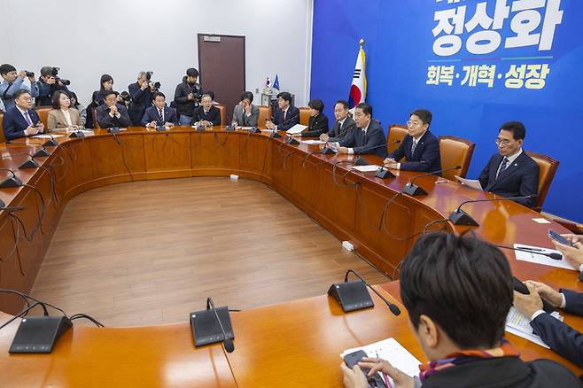 김병기 더불어민주당 김병기 원내대표와 원내지도부들이 20일 국회에서 열린 정책조정회의에서 발언하고 있다. [연합뉴스]