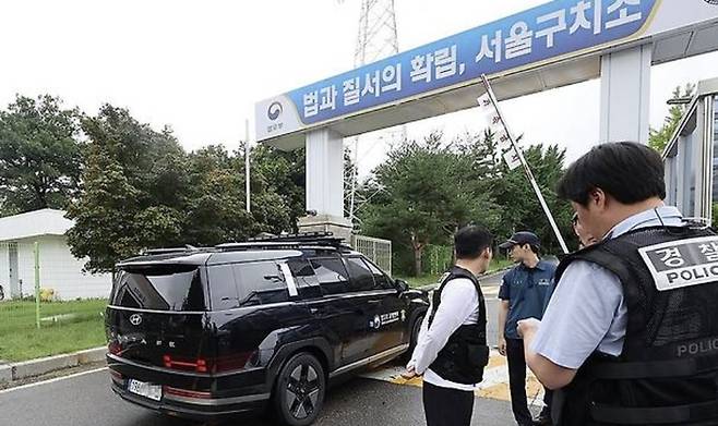 서울구치소 들어가는 법무부 차량 [사진 = 연합뉴스]