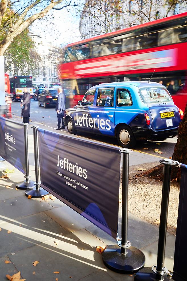 19일(현지시간)  ‘제프리스 글로벌 헬스케어 콘퍼런스’가 열린 영국 런던의 월도프 힐튼호텔 앞 전경. 제프리스란 명칭이 박힌 영국의 명물 ‘블랙캡’ 택시가 호텔 앞에서 대기 중이다. [제프리스]