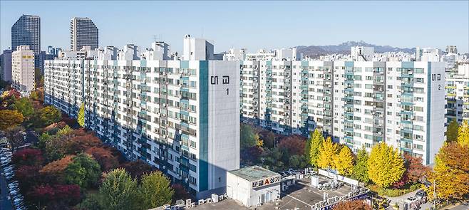 서울 영등포구 여의도동 ‘대교아파트’는 조합을 설립한 지 불과 1년 8개월 만에 사업시행인가를 받아내면서 빠른 사업 속도로 주목받았다. 이 단지는 최근 시공사 선정까지 마쳤다. (윤관식 기자)