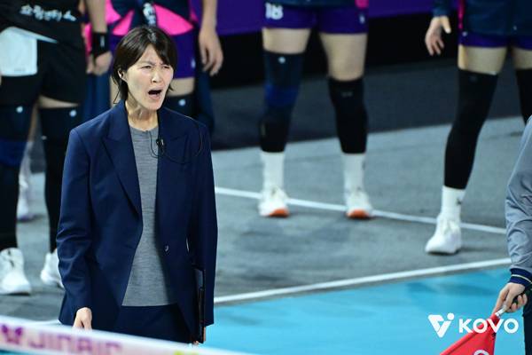 요시하라 흥국생명 감독은 주전 아웃사이드 히터를 정하지 못한 것에 대한 아쉬움을 드러냈다. 사진 제공= KOVO