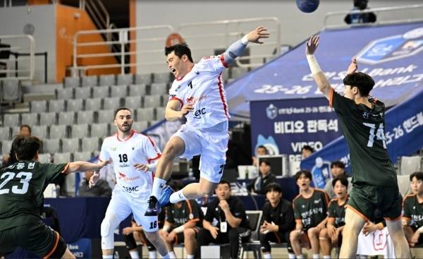 사진 SK호크스 박시우가 백패스를 시도 중이다