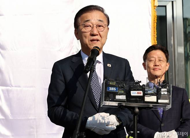 [서울=뉴시스] 이영환 기자 = 김윤덕 국토부 장관이 20일 오전 서울 용산구 HJ중공업 본사에서 열린 국토부-LH 합동 주택공급 TF 및 LH 주택공급특별추진본부 현판식에 참석해 인사말을 하고 있다. 2025.11.20. 20hwan@newsis.com /사진=이영환