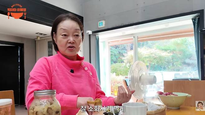요리연구가 이혜정(69)이 최근 과로로 쓰러진 이야기를 전했다. /사진=유튜브 영상 갈무리