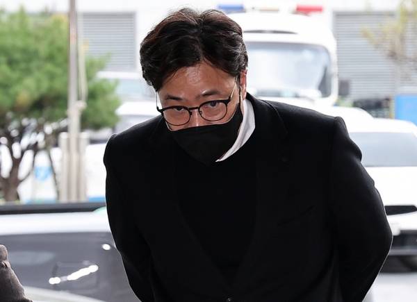 전홍준 어트랙트 대표가 안성일 더기버스 대표 등을 상대로 제기한 21억여원 상당의 손해배상 소송 재판이 마무리됐다. 사진은 지난 2023년 10월 피의자 조사를 받기 위해 서울 강남경찰서에 출석한 안성일 더기버스 대표. /사진=뉴스1