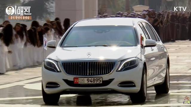 이재명 대통령이 탑승한 차량이 18일(현시시간) 아랍에미리트(UAE) 아부다비 대통령궁에 들어서자 머리를 푼 여성들이 ‘알 아얄라’ 의식을 선보이고 있다. KTV 캡처