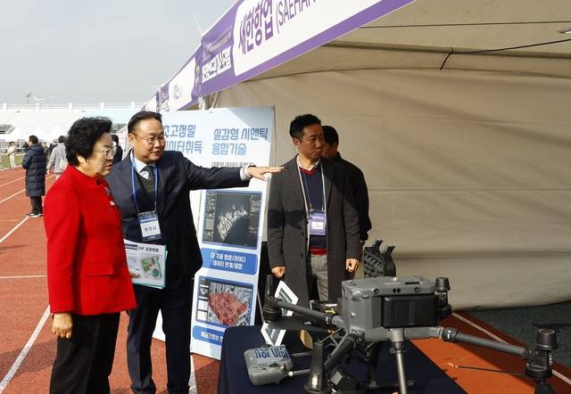 김경희(왼쪽) 경기 이천시장이 20일 이천종합운동장에서 ‘2025 첨단방난드론 페스티벌’  전시를 살펴보고 있다. 이천시청 제공