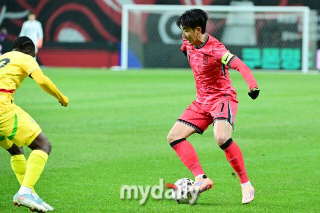 축구대표팀 손흥민이 18일 오후 서울월드컵경기장에서 진행된 가나와의 평가전에서 돌파를 시도하고 있다./마이데일리 DB