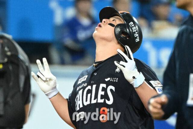 21일 대구 삼성라이온즈파크에서 열린 '2025 신한 SOL BANK KBO 포스트 시즌' 삼성 라이온즈와 한화 이글스 플레오이프(PO) 3차전 경기. 한화 노시환이 5회초 2사 3루에 역전 투런포를 친 후 기뻐하고 있다./마이데일리