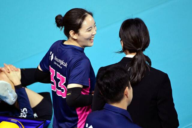 동갑내기 흥국생명 이나연과 표승주 해설위원이 이야기를 나누고 있다. / 한국배구연맹(KOVO)