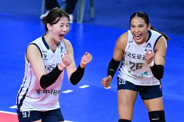 한국도로공사 강소휘(왼쪽)와 타나차가 기뻐하고 있다 / 한국배구연맹(KOVO)