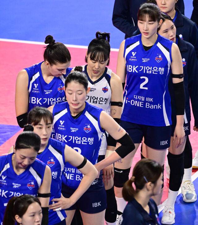6연패에 빠진 IBK기업은행 선수들이 아쉬워하고 있다 / 한국배구연맹(KOVO)