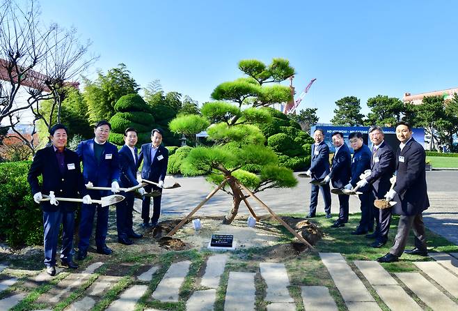 정기선(오른쪽)  HD현대 회장이 19일 울산 HD현대중공업 영빈관에서 5000척 인도 기념 식수를 하고 있다. [HD현대 제공]