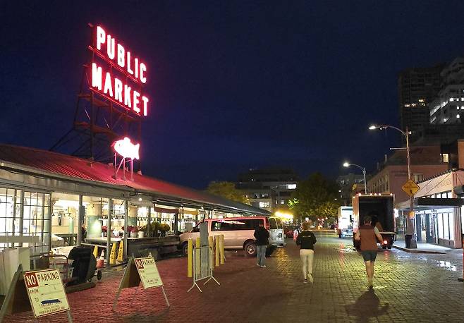 파이크 시장에서 스타벅스 1호점 방향으로 새벽운동을 하는 시애틀 시민들