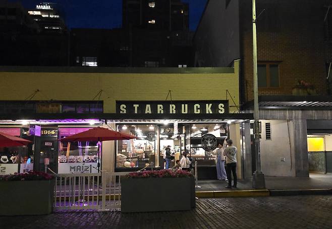 커피 주문도 하기전에 인증샷 부터 찍은 여행객