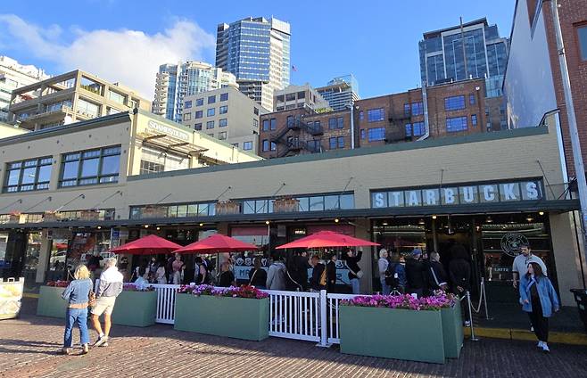 해가 밝아오면 시애틀 스타벅스1호점 대기줄이 훨씬 길어진다.