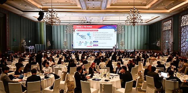 대한민국과 태국의 경제협력 확대를 모색하기 위한 ‘2025 한·태 경제협력포럼 : IGNITE THAILAND-KOREA BUSINESS FORUM, BANGKOK’이 17일(현지시간) 태국 수도 방콕에 위치한 그랜드하얏트에라완 방콕 호텔 그랜드볼룸에서 개최됐다. 양국 국회 및 정부 관계자와 기업인 등 500여명이 참석해 친선을 다지고 전략과 비전을 나눴다. 정원주 헤럴드미디어그룹·대우건설 회장은 개회사에서 “양국의 리더들께서 직접 이 자리를 빛내주신 것은 한국과 태국이 미래를 향해 함께 나아가고 있음을 상징적으로 보여주는 일이라 생각한다”고 밝혔다. 권혜진 산업통상부 통상교섭실장이 한·태 포괄적경제동반자협정(CEPA) 추진 방향을 주제로 발표를 하고 있다.  방콕=박해묵 기자