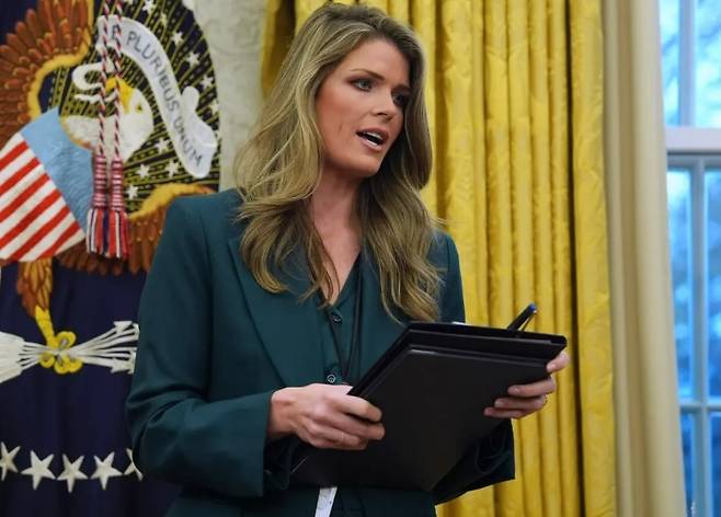 린지 할리건 미국 연방검찰청 임시 검사가 19일(현지시간) 제임스 코미 전 FBI 국장에 대한 형사 사건을 담당하는 판사가 자신이 트럼프 대통령의 ‘꼭두각시’인지 묻는 발언으로 사법 윤리 규정을 위반했다고 주장했다.[AP]