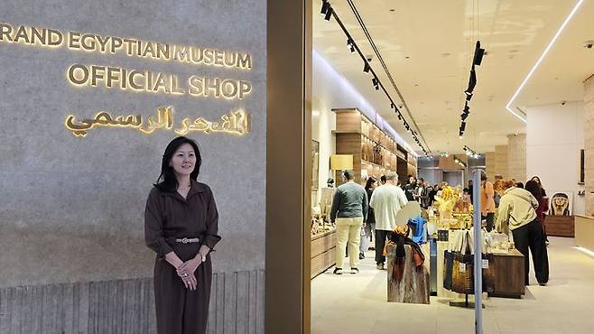 [카이로=뉴시스] 사진=박현주 미술전문기자 = 세계 최대 규모의 그랜드 이집트 뮤지엄(GEM) 공식 아트숍 ‘뮤지움(MUSEEUM)’을 운영하는 권재영 대표가 매장 앞에서 포즈를 취하고 있다. 2025.11.19. hyun@newsis.com *재판매 및 DB 금지