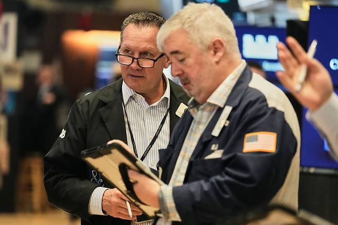 [뉴욕=AP/뉴시스] 지난달 15일(현지 시간) 트레이더들이 뉴욕증권거래소(NYSE)에서 업무를 보고 있다. 2025.11.20.