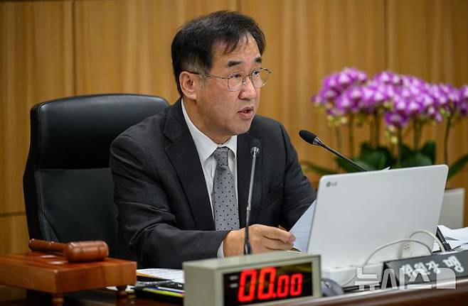 [인천=뉴시스] 공항사진기자단 = 맹성규 국토교통위원장이 27일 오전 인천 중구 인천국제공항공사에서 열린 국회 국토교통위원회의 인천국제공항공사, 한국공항공사, 항공안전기술원, 국립항공박물관에 대한 국정감사에서 인사말을 하고 있다. 2025.10.27. photo@newsis.com